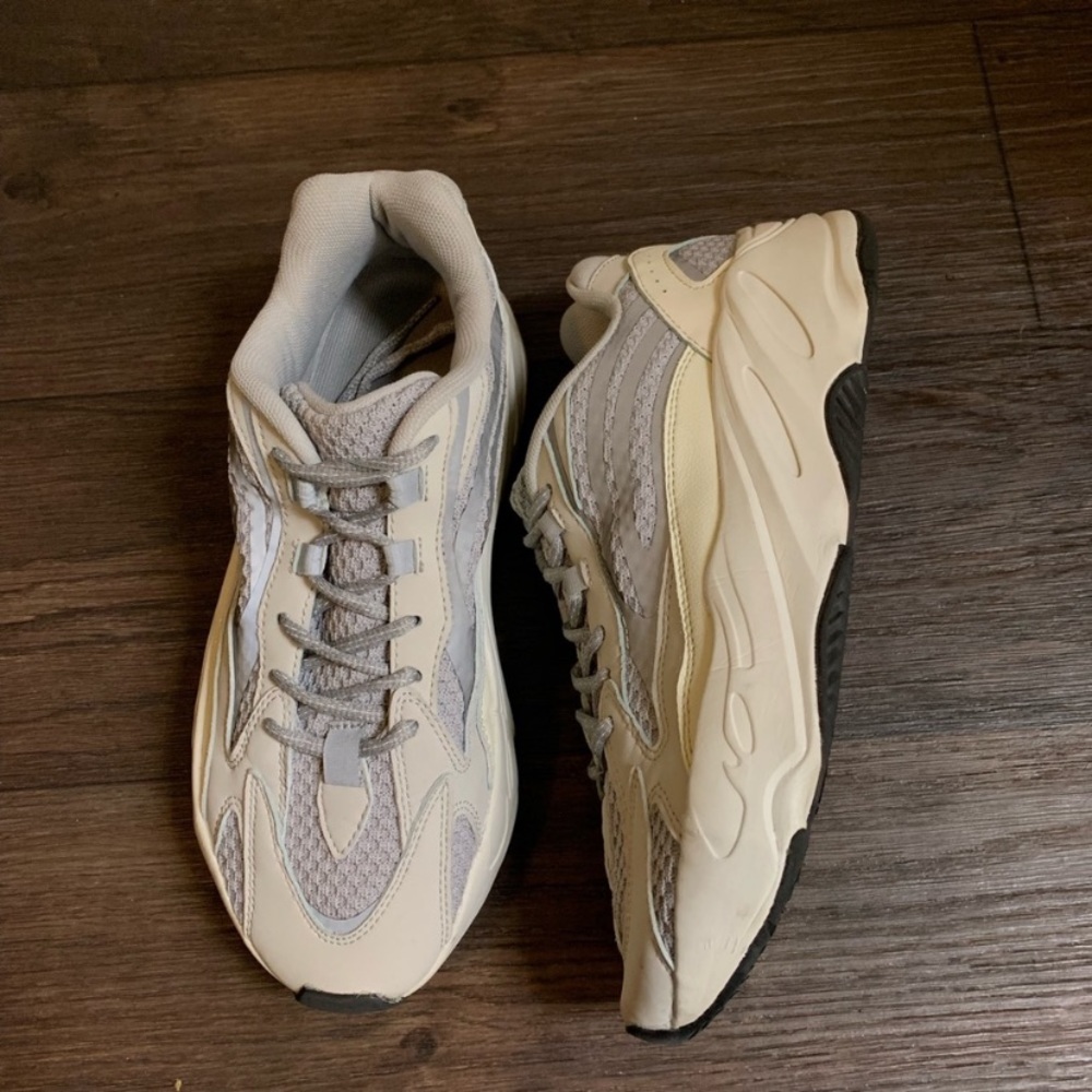 YEEZY STATIC 700 V2